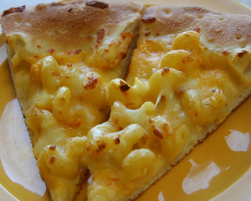 macaroni and cheese pizza